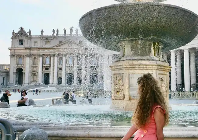 圣彼得大教堂和圆顶。导游介绍, 罗马, 意大利, Vatican City Pass.
