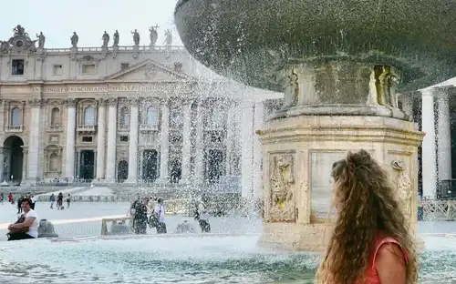 圣彼得大教堂和圆顶。导游介绍, 罗马, 意大利, Vatican City Pass.