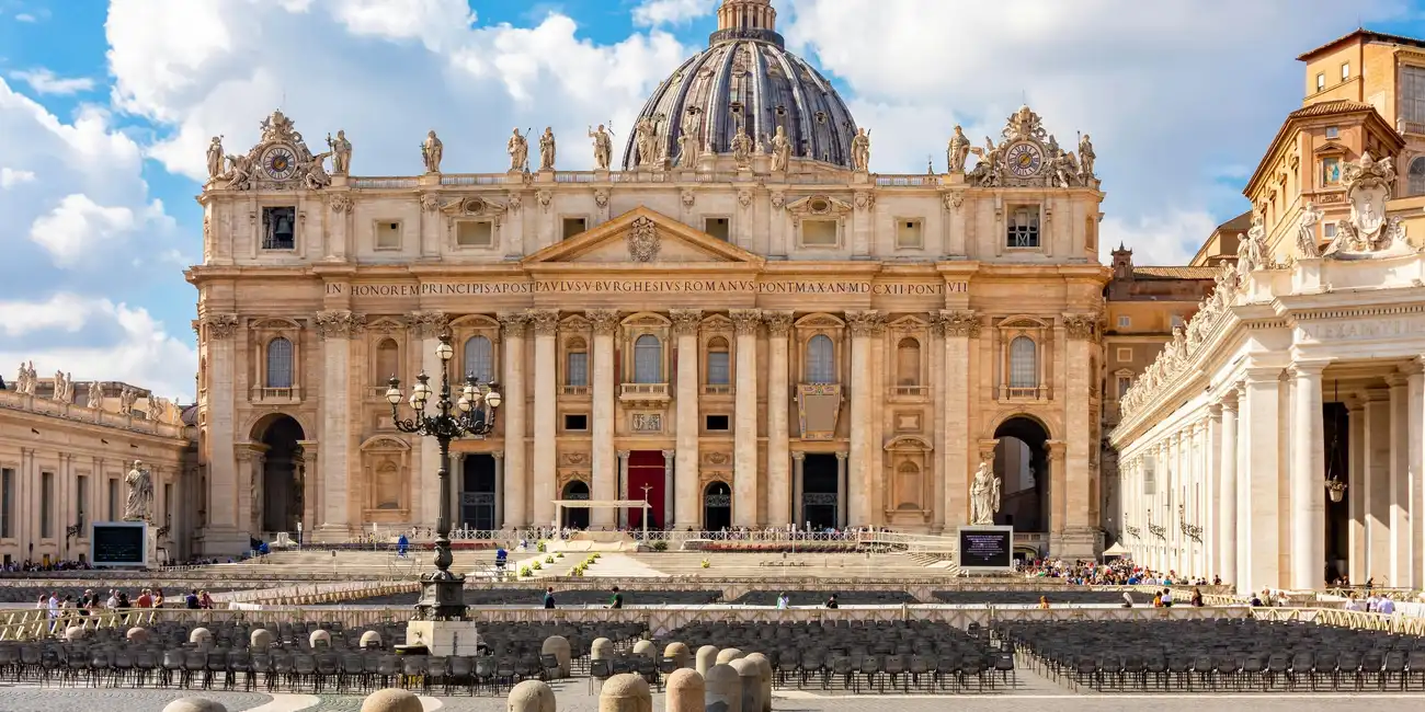 Entrée principale du Vatican mettant en valeur l'architecture emblématique et l'importance historique - Meilleurs billets pour visiter le Vatican avec Vatican City Pass.