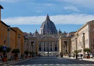 圣彼得大教堂和圆顶。导游介绍, 罗马, 意大利, Vatican City Pass.